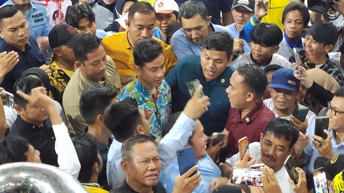 Gibran bersama relawan di Kalimantan