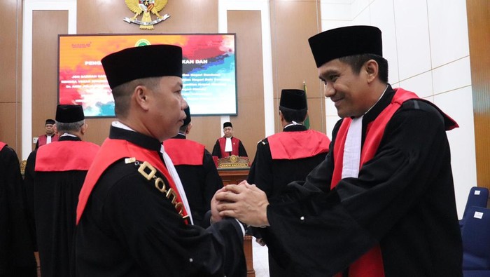 Hendri Agustian, SH, MHum (kiri) resmi menjabat sebagai Ketua Pengadilan Negeri Cikarang.