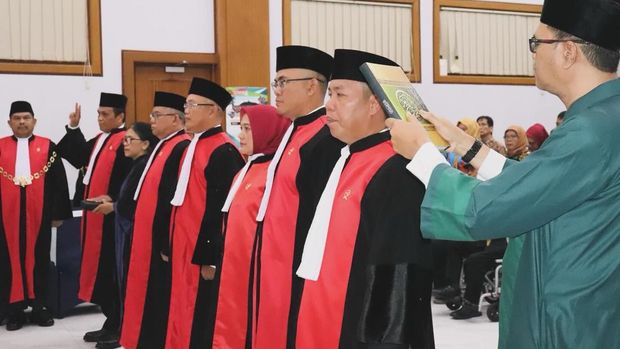 Hendri Agustian, SH, MHum (kiri) resmi menjabat sebagai Ketua Pengadilan Negeri Cikarang.