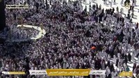 Hijr Ismail terletak di sebelah utara Kabah, bentuknya setengah lingkaran. Dilansir dari buku Amalan di Tanah Suci: Membantu Haji & Umrah Anda Lebih Produktif karya H Rafiq Jauhary, Hijr Ismail dibangun Nabi Ibrahim AS sebagai tempat berteduh sewaktu membangun Kabah. Awalnya, Hijr Ismail termasuk dalam bagian Kabah. Karena kekurangan biaya, mereka mengurangi bangunan Kabah (Foto: Tangkapan layar siaran langsung KSA Quran TV)
