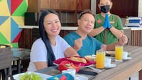 Saat masih menjalin hubungan dengan Kalina Ocktaranny, Vicky sering membagikan momen makan mereka di Instagram. Foto: Instagram @vickyprasetyo777