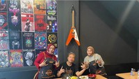 Vicky juga memiliki usaha kafe dan restoran di Bekasi yang ia beri nama Gladiator Cafe. Foto: Instagram @vickyprasetyo777