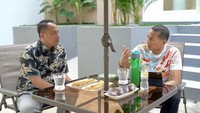 Terakhir ini potret keseruan Vicky Prasetyo saat ngobrol dan ngemil bareng Sandiaga Uno, selaku Menteri Pariwisata dan Ekonomi Kreatif (Menparekraf). Foto: Instagram @vickyprasetyo777
