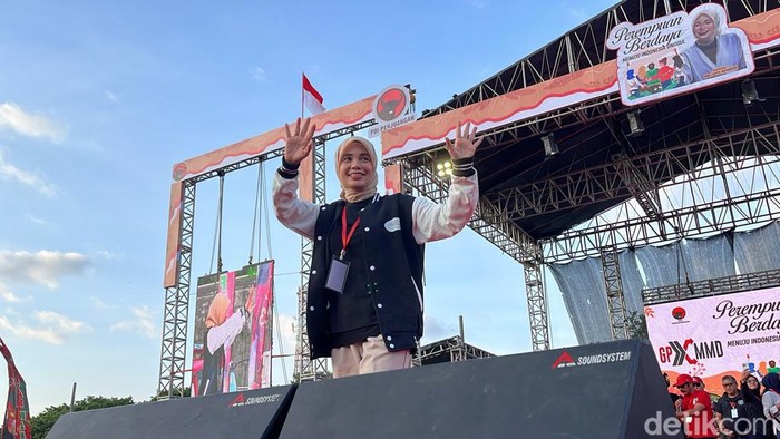 Istri capres Ganjar Pranowo, Siti Atikoh di Benteng Vastenburg Solo, Minggu (17/12/2023).