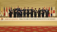 Setelah itu, Jokowi, Kishida, bersama para pemimpin negara anggota ASEAN lainnya melakukan sesi foto bersama. Dalam kesempatan tersebut, Jokowi tampak berdiri di antara Kishida dan PM Vietnam Pham Minh Chinh.