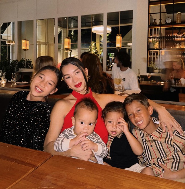 Jennifer mengajak serta keempat anaknya, Kiyomi Sue Bachdim, Kenji Zizou Bachdim, Kiyoji Kaynen Bachdim dan Kiro Zayden Bachdim. Meski anak-anaknya itu masih kecil namun istri Irfan Bachdim itu tak terlihat kerepotan saat membawa serta para buah hatinya. Foto: Instagram/@jenniferbachdim