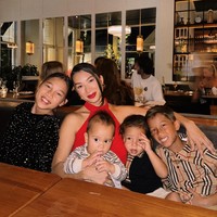 Jennifer mengajak serta keempat anaknya, Kiyomi Sue Bachdim, Kenji Zizou Bachdim, Kiyoji Kaynen Bachdim dan Kiro Zayden Bachdim. Meski anak-anaknya itu masih kecil namun istri Irfan Bachdim itu tak terlihat kerepotan saat membawa serta para buah hatinya. Foto: Instagram/@jenniferbachdim