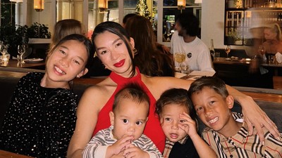 7 Potret Jennifer Bachdim Christmas Dinner Bareng Timnya, Sambil Momong Anak