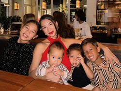 7 Potret Jennifer Bachdim Christmas Dinner Bareng Timnya, Sambil Momong Anak