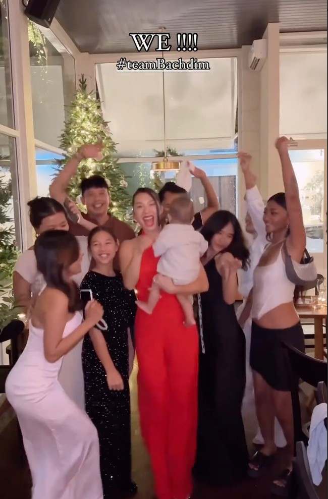 Jennifer bersama para timnya itu bahkan sempat membuat video yang memperlihatkan mereka berjoget bersama-sama. Sambil menggendong anak, pesona hot mom Jennifer Bachdim jadi semakin terpancar. Foto: Instagram/@jenniferbachdim