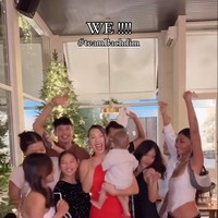 Jennifer bersama para timnya itu bahkan sempat membuat video yang memperlihatkan mereka berjoget bersama-sama. Sambil menggendong anak, pesona hot mom Jennifer Bachdim jadi semakin terpancar. Foto: Instagram/@jenniferbachdim