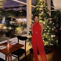 Penampilan Jennifer yang mengenakan jumpsuit merah juga tak kalah mencuri atensi. Tak sedikit yang berhasil dibuat salfok sekaligus iri melihat body goals yang dimiliki oleh Jennifer. Foto: Instagram/@jenniferbachdim