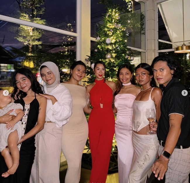 Mengenakan lipstik merah yang senada dengan pakaian yang dikenakannya membuat penampilan Jennifer jadi semakin menawan. Rambutnya terlihat simpel dengan hanya dicepol ke belakang. Foto: Instagram/@jenniferbachdim