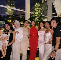 Mengenakan lipstik merah yang senada dengan pakaian yang dikenakannya membuat penampilan Jennifer jadi semakin menawan. Rambutnya terlihat simpel dengan hanya dicepol ke belakang. Foto: Instagram/@jenniferbachdim