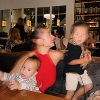 Banyak netizen yang memuji Jennifer karena mengurus 4 anaknya sendiri namun tetap bisa menjaga penampilannya. Oleh karena itu Jennifer juga kerap dijuluki super mom. Foto: Instagram/@jenniferbachdim