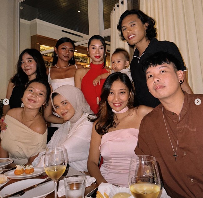 Melalui akun Instagramnya Jennifer Bachdim membagikan momen dirinya saat menghadiri acara Christmas dinner bersama timnya. Tak sendirian, ia juga mengajak serta anak-anaknya. Foto: Instagram/@jenniferbachdim