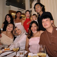 Melalui akun Instagramnya Jennifer Bachdim membagikan momen dirinya saat menghadiri acara Christmas dinner bersama timnya. Tak sendirian, ia juga mengajak serta anak-anaknya. Foto: Instagram/@jenniferbachdim