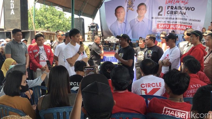 Kaesang Pangarep saat berdialog dengan masyarakat nelayan di Pelabuhan Perikanan Tasikagung, Rembang, Minggu (17/12/2023) siang.