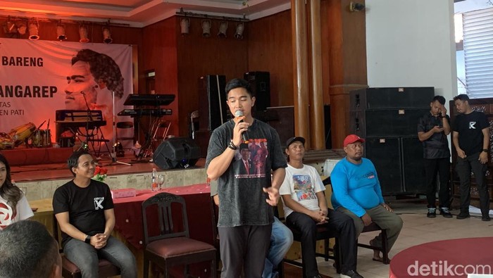 Kaesang Pangarep saat dialog dengan relawan di Pati, Jawa Tengah.