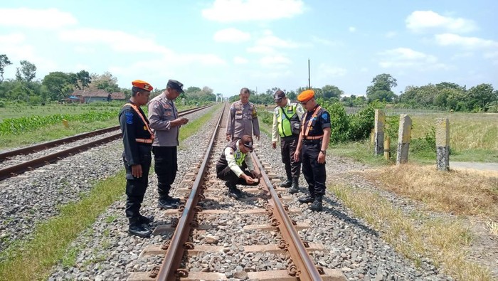 KAI Daop VI dan Polsek Kebakkramat melakukan pengecekan usai adanya pengganjalan di rel kereta, Minggu (17/12/2023).