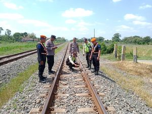 Rel KA Kebakkramat Diganjal Batu Ukuran Jumbo, Pelaku Diburu!