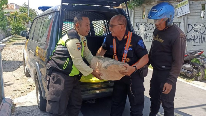 KAI Daop VI dan Polsek Kebakkramat melakukan pengecekan usai adanya pengganjalan di rel kereta, Minggu (17/12/2023).