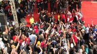 Berjalan kurang lebih 5 kilometer, Atikoh kemudian menyapa warga yang telah berkumpul di Lapangan Bola JIVC Karawang. Tiba di lokasi, Atikoh langsung senam SiCiTa bareng Rieke Diah Pitaloka, Ketua DPD PDI Perjuangan Jabar Ono Surono dan istrinya, Anggie Surono.
