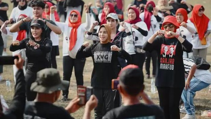 Keseruan Senam Bareng Ribuan Relawan Laju Indonesia di Karawang