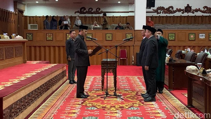 Ketua DPRD Jambi Edi Purwanto saat lantik 2 anggota DPRD Jambi.