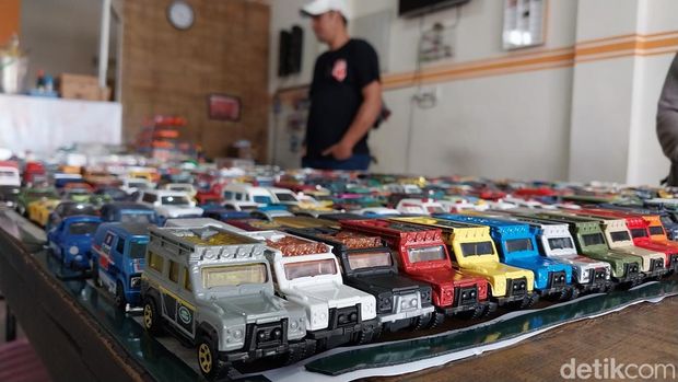 Koleksi miniatur mobil diecast.