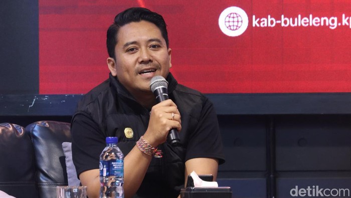 Komisioner KPU Buleleng Divisi Sosialisasi, Pendidikan Pemilih, Partisipasi Masyarakat dan SDM Putu Arya Suarnata. (Made Wijaya Kusuma)