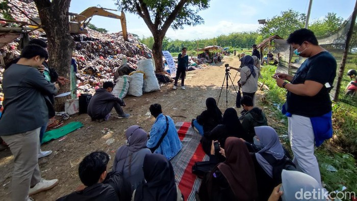 Komunitas Stand Up Indo Ponorogo menggelar open mic di TPA Mrican.