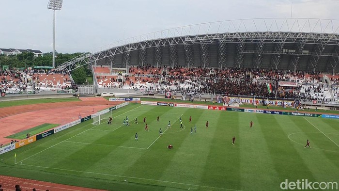Laga Sriwijaya FC versus PSMS di Stadion Gelora Sriwijaya, Palembang