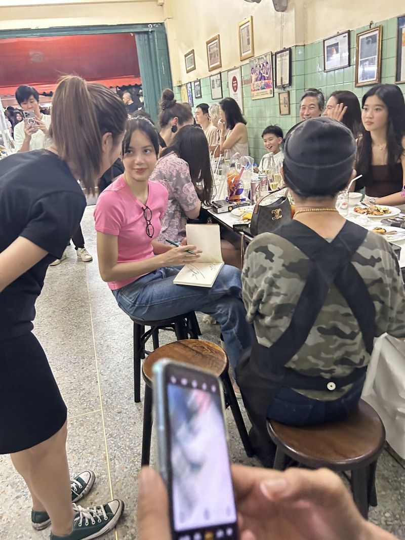 Lisa BLACKPINK memberikan tanda tangan ke fans saat sedang nongkrong di Bangkok, Thailand.