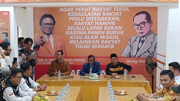 Mahfud Md saat berdialog dengan wartawan di Padang, Sumbar
