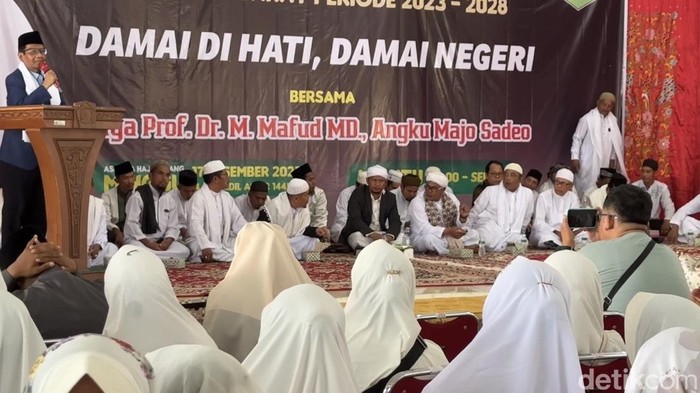 Mahfud MD saat kegiatan di Padang