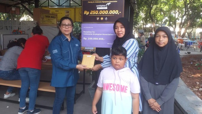 32 mantan atlet nasional termasuk istri almarhum Markis Kido, Richa Sari Pawestri, saat berkumpul dalam acara Charity The Juara 2023 di Warung Koupey Kantin Serbaguna Komplek Gelora Bung Karno (GBK) Senayan, Jakarta, Sabtu (16/12/2023). Mereka mendapatkan bantuan.
