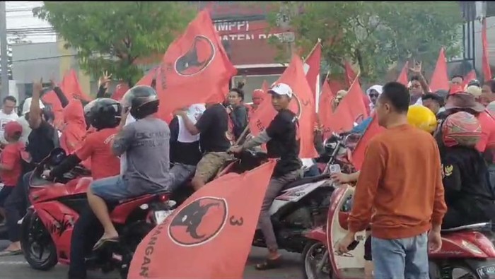 Massa bawa bendera PIDP geber motor saat acara PSI di Pati