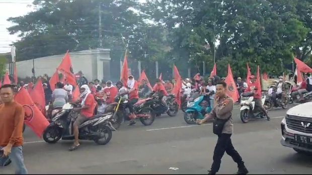 Massa bawa bendera PIDP geber motor saat acara PSI di Pati