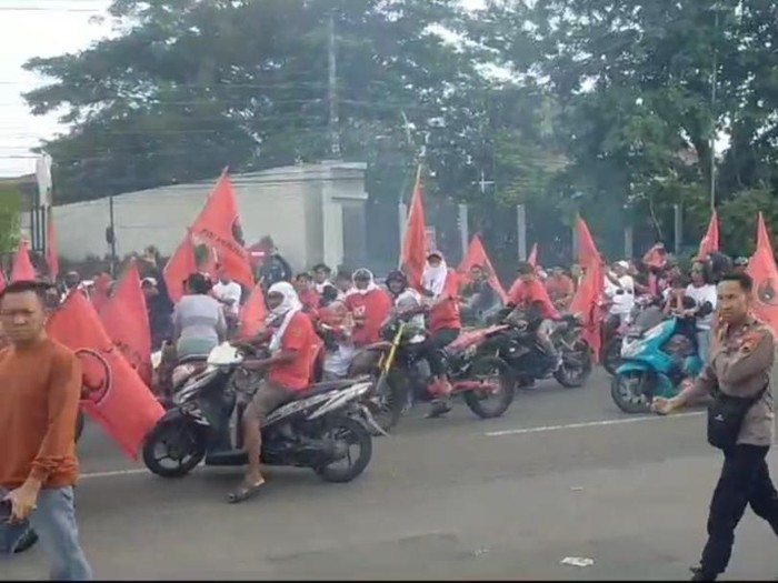 Massa bawa bendera PIDP geber motor saat acara PSI di Pati