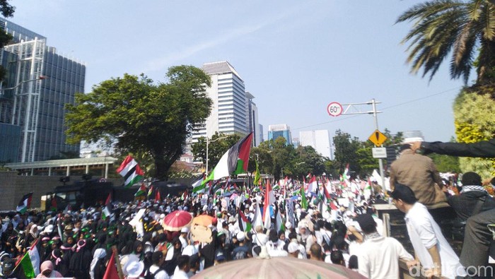 Massa Majelis Ormas Islam (MOI) yang menggelar demonstrasi di depan kantor Kedutaan Besar Amerika Serikat (AS), Jakarta, membubarkan diri. (Ondang/detikcom).