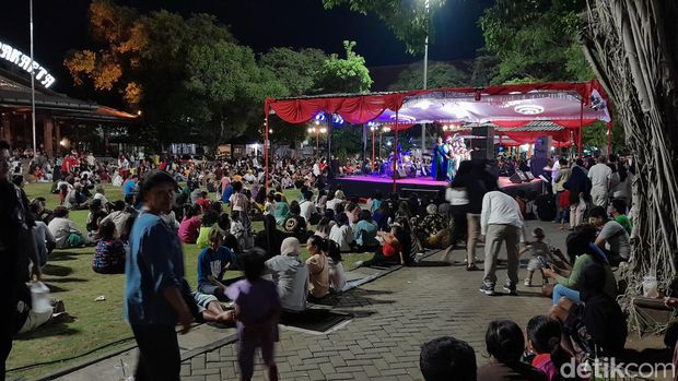 Masyarakat meramaikan perayaan Natal di Balai Kota Solo, Minggu (17/12/2023).