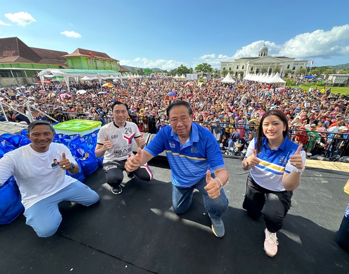 Masyarakat Pacitan tumpah ruah mengikuti jalan sehat bersama Mantan Presiden RI Susilo Bambang Yudhoyono.