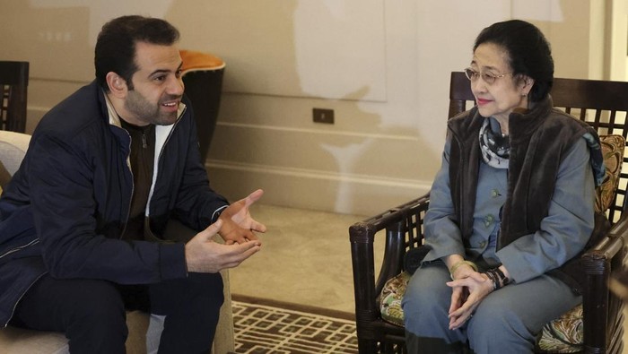 Presiden kelima RI yang juga Ketua Umum DPP PDI Perjuangan Megawati Soekarnoputri (tengah) berbincang dengan Sekretaris Jenderal Zayed Award for Human Fraternity 2024 Mohamed Abdelsalam (kanan) setibanya di Roma, Italia, Sabtu (16/12/2023) malam. Megawati Soekarnoputri menghadiri rapat bersama tokoh dunia membahas nominasi pemenang Zayed Award for Human Fraternity 2024 atau Penghargaan Zayed untuk Persaudaraan Manusia 2024. ANTARA FOTO/Monang Sinaga/mrh/Spt.