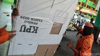 KPU Jakarta Timur mulai mendistribusikan logistik Pemilu 2024 berupa kotak suara dan bilik suara sebanyak 2.600 buah untuk 5 Kelurahan Kramat Jati, Jakarta Timur.
