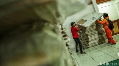 Melihat Proses Distribusi Logistik Pemilu 2024 di Jaktim
