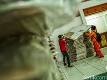 Melihat Proses Distribusi Logistik Pemilu 2024 di Jaktim