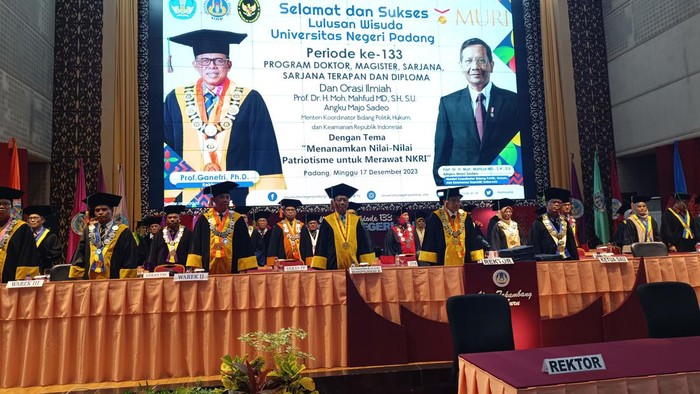 Menko Polhukam Mahfud Md orasi ilmiah di acara wisuda periode ke-133 Universitas Negeri Padang (UNP), Sumatra Barat