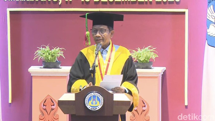 Menko Polhukam Mahfud MD yang berpidato di wisuda UNP