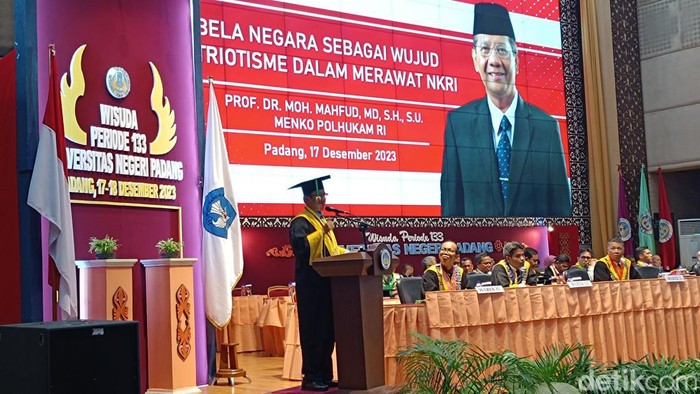 Menko Polhukam Mahfud Md memberikan orasi pada wisuda Universitas Negeri Padang (UNP)